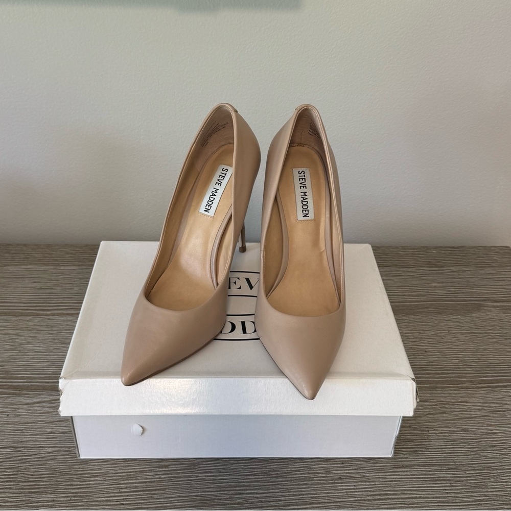 Steve Madden nude heels. 👠 Box included.